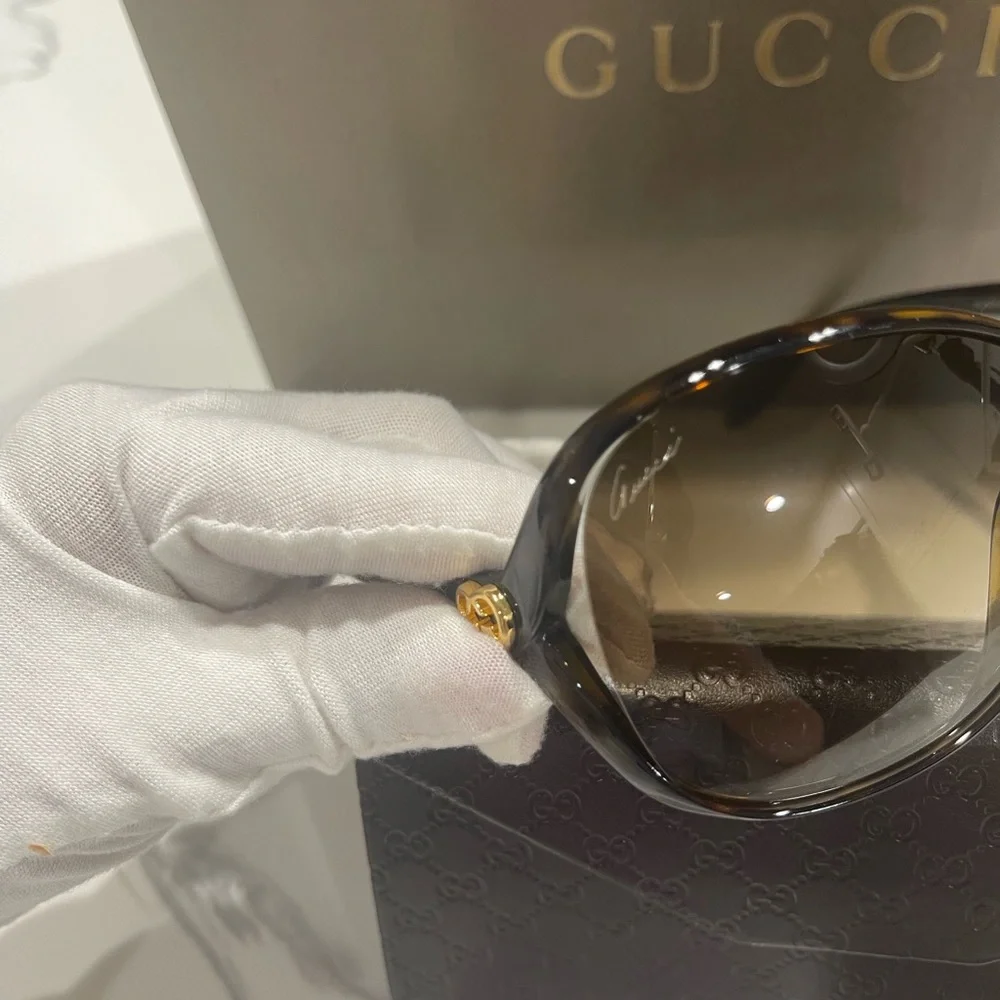 Gucci sunglass with case
